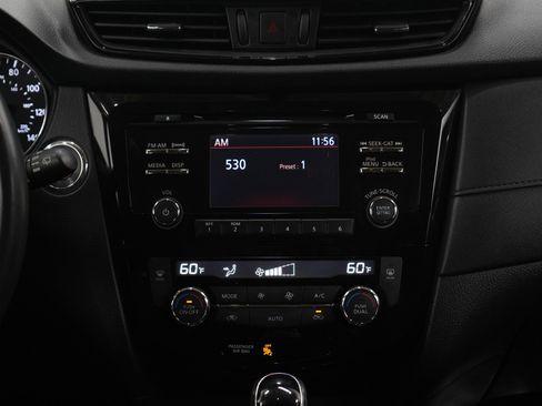 Used 2017 Nissan Rogue SV AWD/4WD image 15