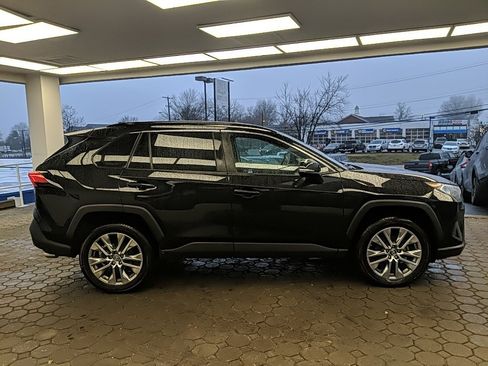 Used 2019 Toyota RAV4 XLE Premium image 4