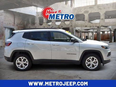 Used 2024 Jeep Compass Latitude AWD/4WD image 1