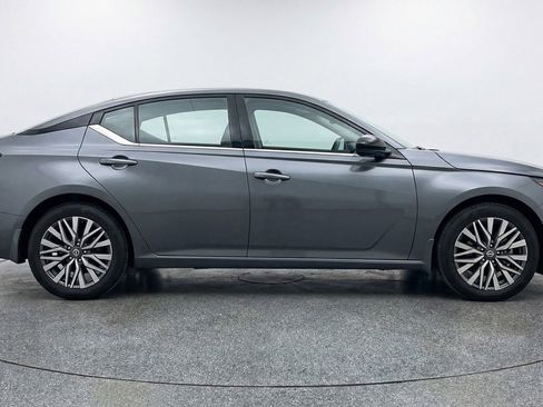 Used 2025 Nissan Altima 2.5 SV image 11