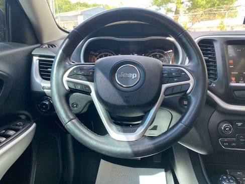 Used 2018 Jeep Cherokee Trailhawk w/ Comfort/Convenience Group AWD/4WD image 16