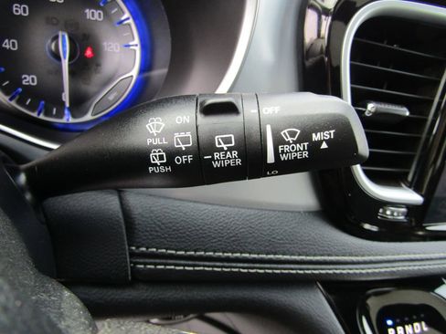 Used 2025 Chrysler Pacifica Limited FWD image 24
