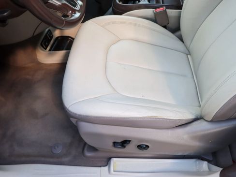 Used 2017 Chrysler Pacifica Touring-L FWD image 13