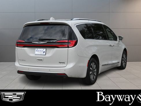 Used 2021 Chrysler Pacifica Limited w/ Uconnect Theater Family Group image 5