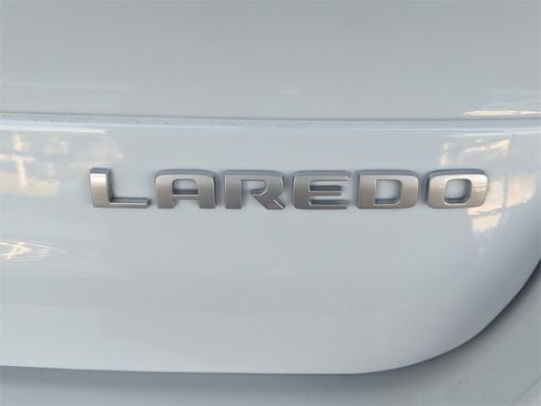 Used 2021 Jeep Grand Cherokee Laredo image 12