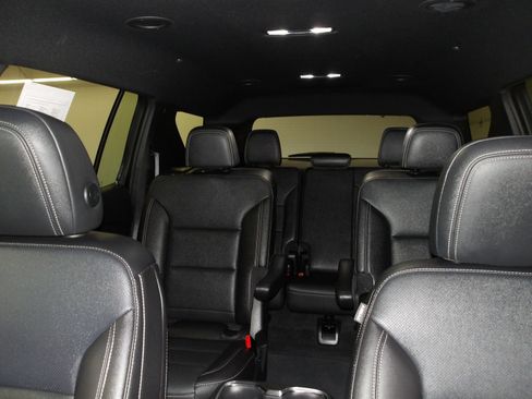 Used 2025 Chevrolet Traverse LT w/ Driver Confidence Package FWD image 10