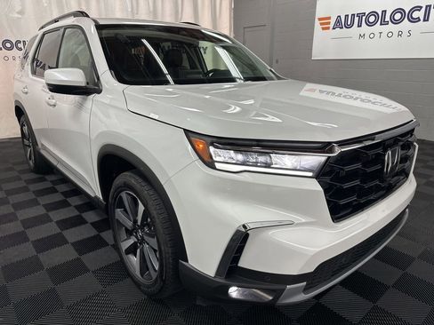 Used 2025 Honda Pilot Touring image 2