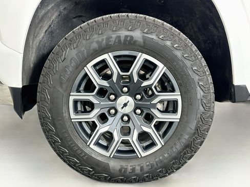 Used 2025 Chevrolet Colorado Z71 AWD/4WD image 11