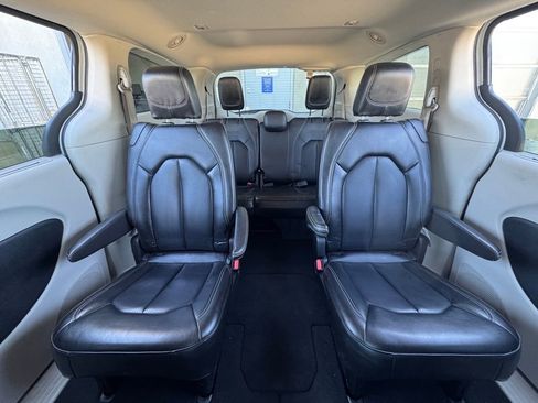 Used 2023 Chrysler Pacifica Touring-L image 34