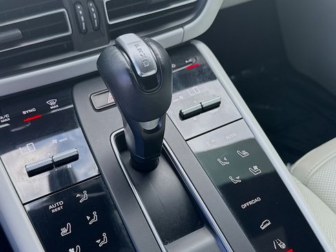 Used 2022 Porsche Macan w/ Premium Package Plus image 16