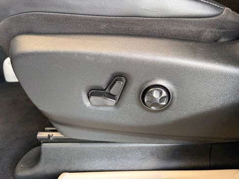 Used 2024 Chrysler Pacifica Limited FWD image 14