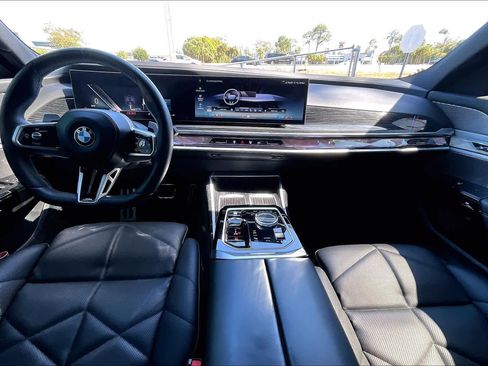 Used 2023 BMW 740i image 16