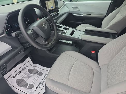 Certified 2026 Toyota Sienna LE image 11