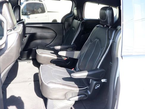 Used 2025 Chrysler Pacifica Limited FWD image 12