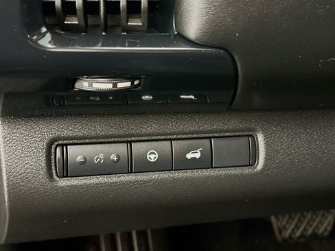 Used 2025 Nissan Pathfinder SV image 17