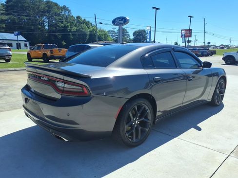 Used 2019 Dodge Charger SXT w/ Blacktop Package RWD image 5