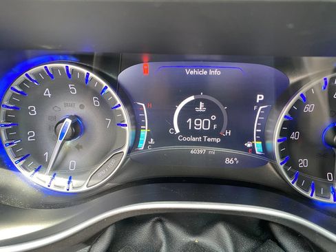 Used 2024 Chrysler Pacifica Touring-L FWD image 12