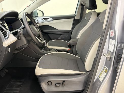 Used 2025 Volkswagen Taos SE FWD image 5