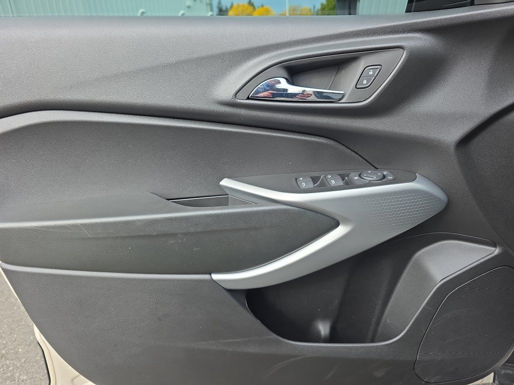 Used 2026 Chevrolet Trax RS FWD image 17