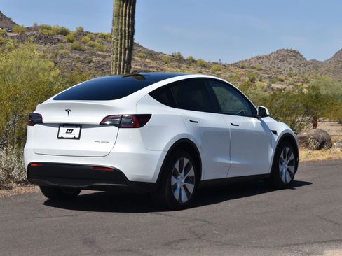 Used 2021 Tesla Model Y Long Range AWD/4WD image 8