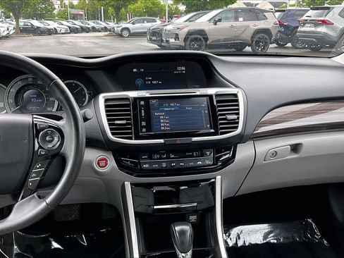 Used 2017 Honda Accord Touring image 7