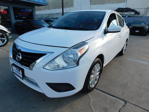Used 2017 Nissan Versa SV image 3