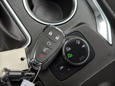 Used 2022 Chevrolet Traverse LT image 38