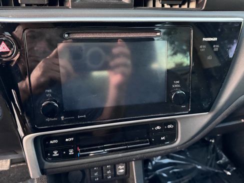 Used 2017 Toyota Corolla XLE image 17