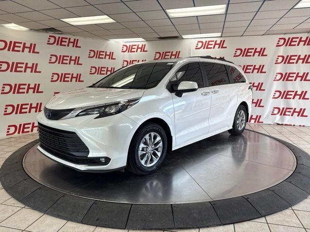 Used 2025 Toyota Sienna XLE w/ XLE Plus Package FWD image 7