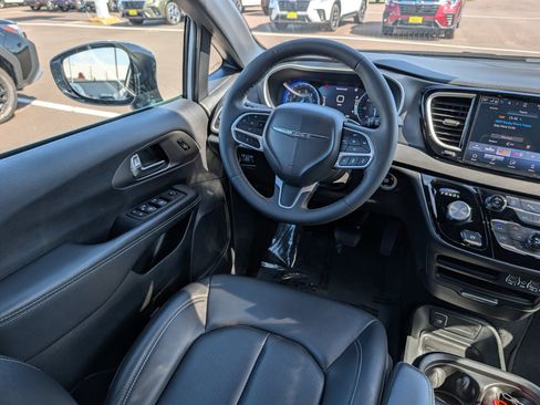 Used 2025 Chrysler Pacifica Select FWD image 9