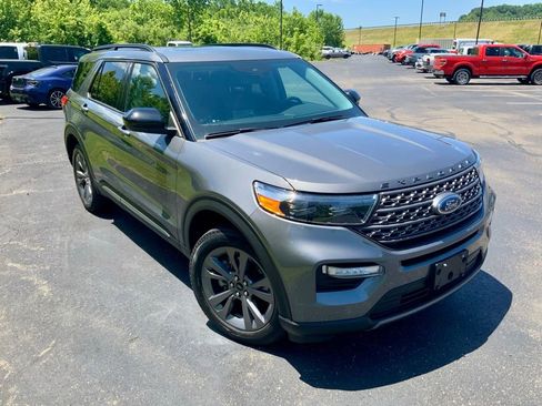 Used 2022 Ford Explorer XLT w/ Equipment Group 202A AWD/4WD image 3