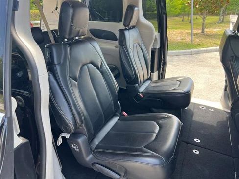 Certified 2023 Chrysler Pacifica Touring-L FWD image 35