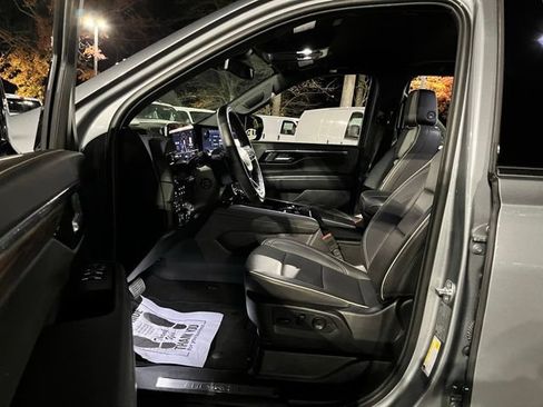 Used 2025 Chevrolet Suburban Premier AWD/4WD image 16
