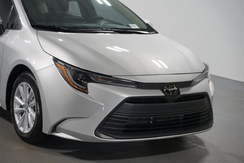 Used 2026 Toyota Corolla LE w/ LE Premium Package FWD image 4