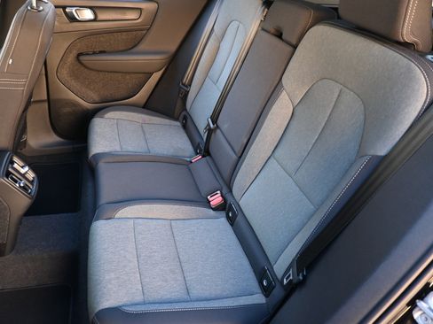 Used 2025 Volvo XC40 B5 Core image 18