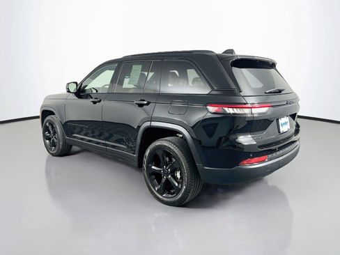 Used 2023 Jeep Grand Cherokee Limited w/ Black Appearance Package AWD/4WD image 4