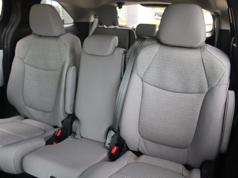 Used 2026 Toyota Sienna LE FWD image 17