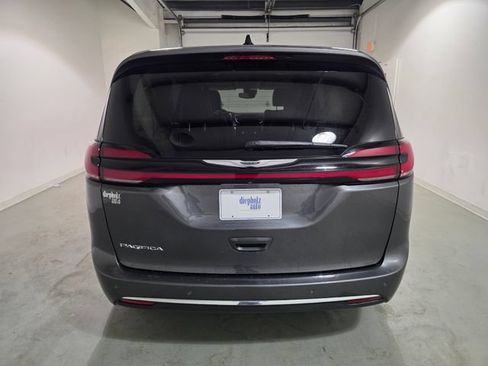 Used 2023 Chrysler Pacifica Touring-L FWD image 6