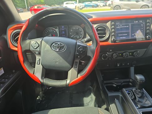 Used 2020 Toyota Tacoma TRD Off-Road AWD/4WD image 14