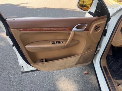 Used 2005 Porsche Cayenne Turbo image 11