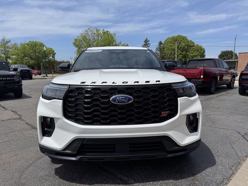 Used 2025 Ford Explorer ST AWD/4WD image 4