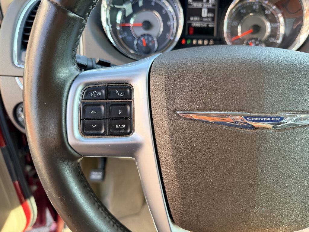 Used 2013 Chrysler Town & Country Touring-L w/ Driver Convenience Group FWD image 17
