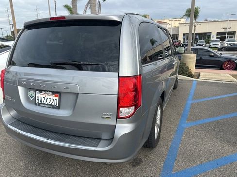 Used 2019 Dodge Grand Caravan SXT image 3