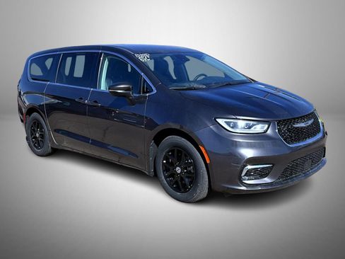 Used 2023 Chrysler Pacifica Touring-L image 3