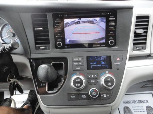 Used 2020 Toyota Sienna LE image 6