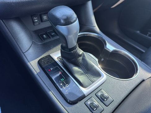 Used 2017 Toyota Highlander SE image 25