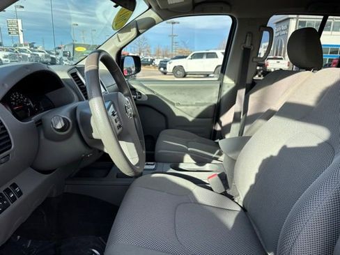 Used 2019 Nissan Frontier SV image 11
