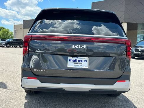 Used 2026 Kia Carnival FWD image 5