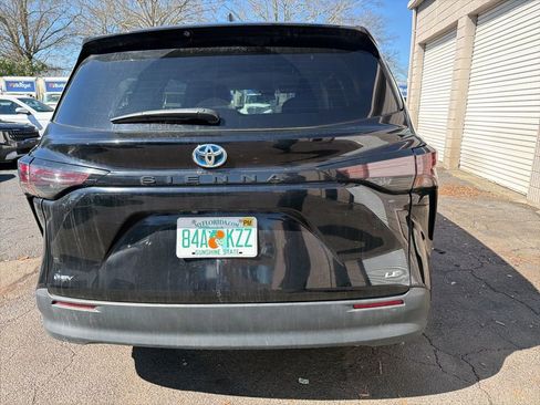 Used 2025 Toyota Sienna LE image 6