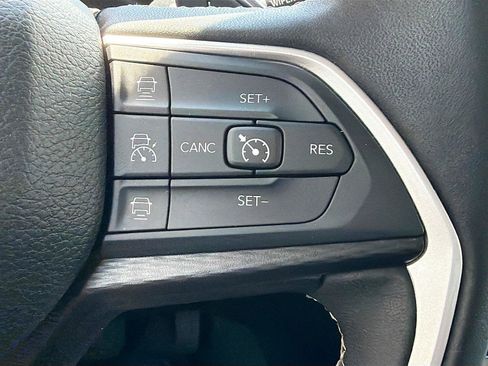 Used 2023 Jeep Grand Cherokee Laredo AWD/4WD image 37